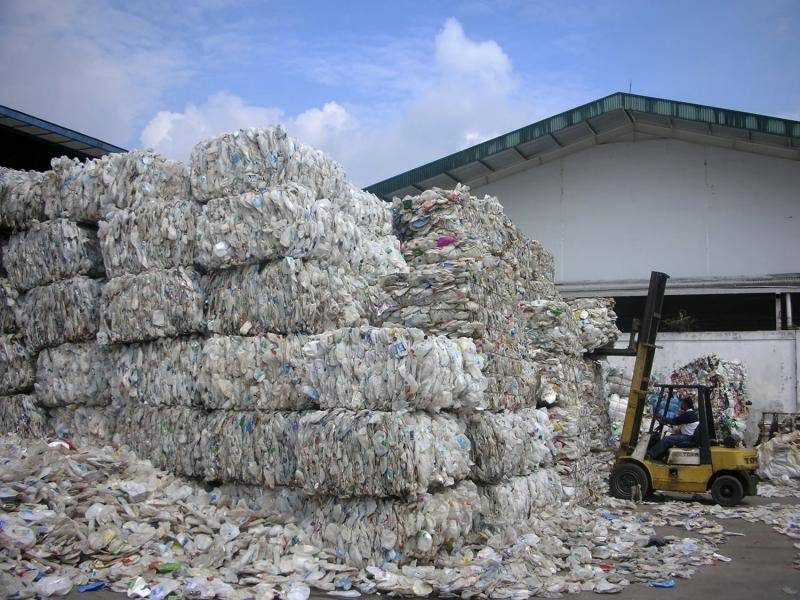 Tumpukan plastik bekas yang siap didaur ulang di fasilitas daur ulang grup