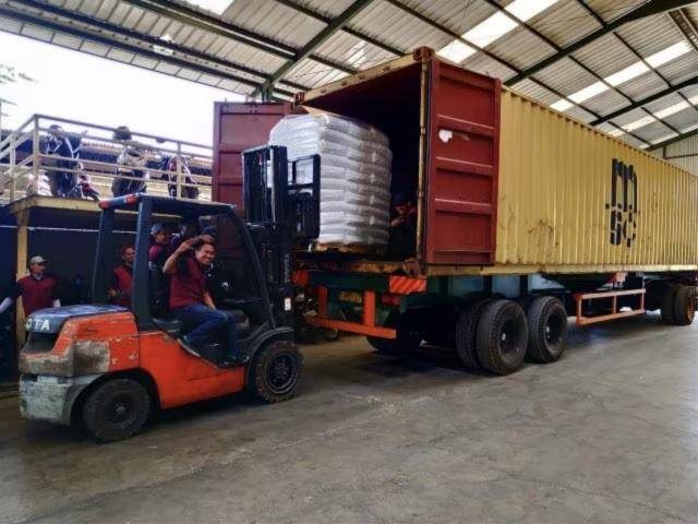 Loading plastic products into a container at Mekar Plastik